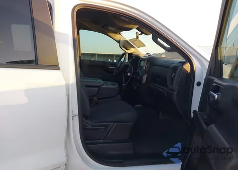 2021 Chevrolet Silverado K1500 Trail Boss Custom z USA, uszkodzony, nr VIN 1GCPYCEF3MZ330447